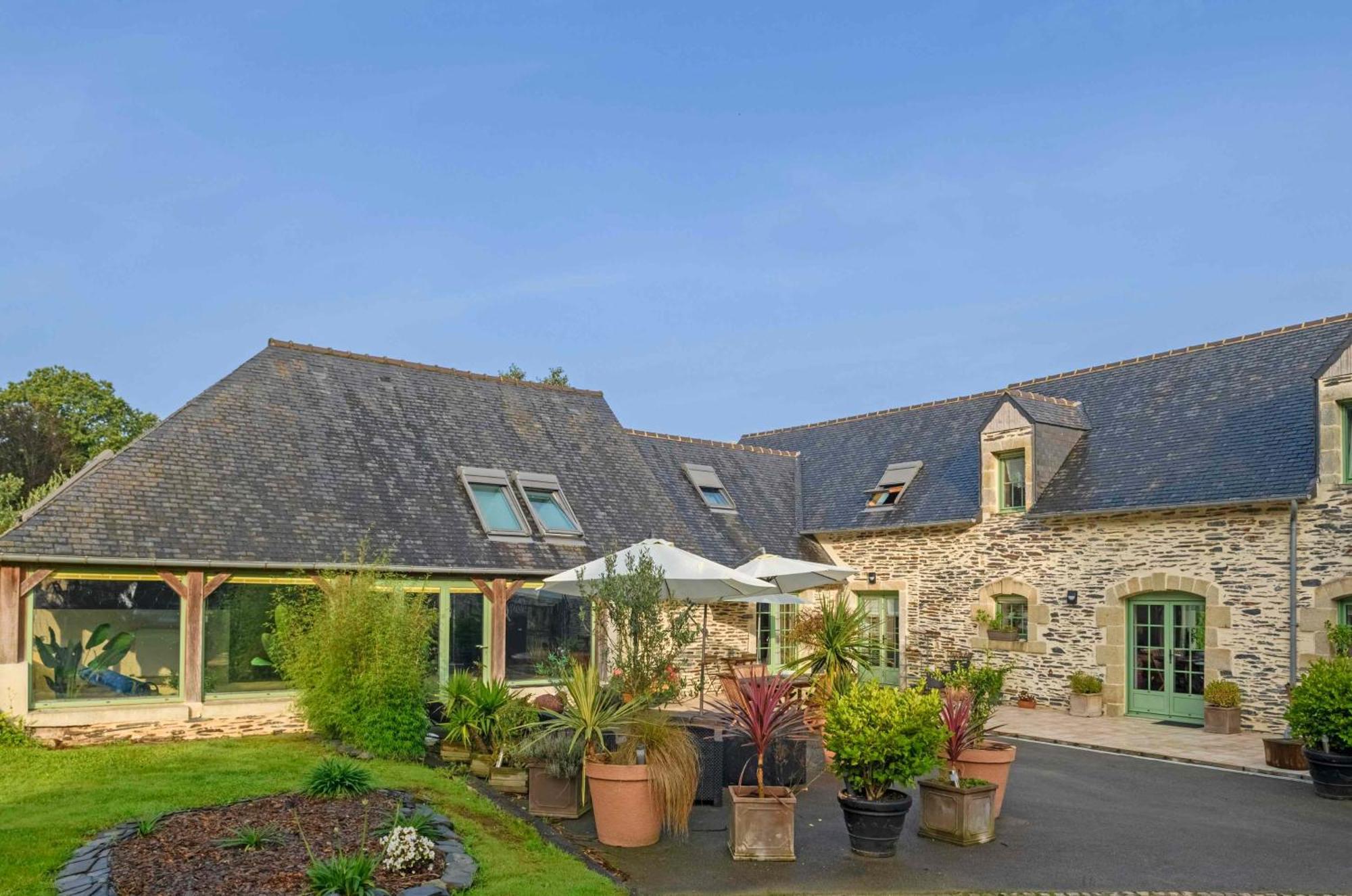 Bed and Breakfast Les Pierres Bleues Saint-Coulitz Экстерьер фото
